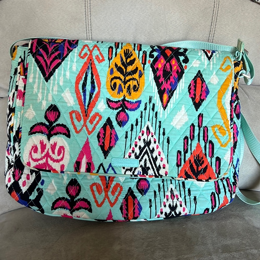 Vera Bradley messenger bag, many pockets. Adjustable shoulder strap